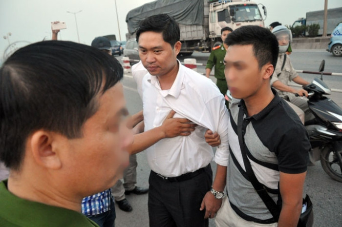 Theo LS Nguyễn Hoàng Tiến, nếu sau 12 tháng vẫn không tìm được tung tích của chị Huyền, rất có thể sẽ phải thả tự do cho Nguyễn Mạnh Tường. Theo LS Nguyễn Hoàng Tiến, nếu sau 12 tháng vẫn không tìm được tung tích của chị Huyền, rất có thể sẽ phải thả tự do cho Nguyễn Mạnh Tường.