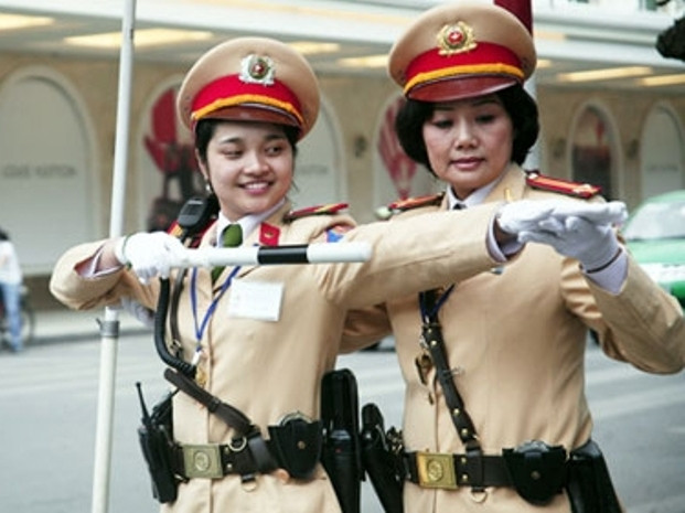 Việc nữ CSGT phân luồng giao thông tại các nút giao ở thủ đô đã góp phần làm đẹp hình ảnh cảnh sát trong mắt người dân (Ảnh: Tiền Phong) Việc nữ CSGT phân luồng giao thông tại các nút giao ở thủ đô đã góp phần làm đẹp hình ảnh cảnh sát trong mắt người dân (Ảnh: Tiền Phong)