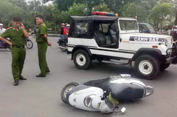 Cảnh sát đang truy bắt hai tên cướp kính chiếu hậu chiếc Mercedes. Ảnh: Nguyễn Chí Trung Cảnh sát đang truy bắt hai tên cướp kính chiếu hậu chiếc Mercedes. Ảnh: Nguyễn Chí Trung