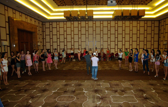 Toàn cảnh khu tập luyện của thí sinh hoa hậu.