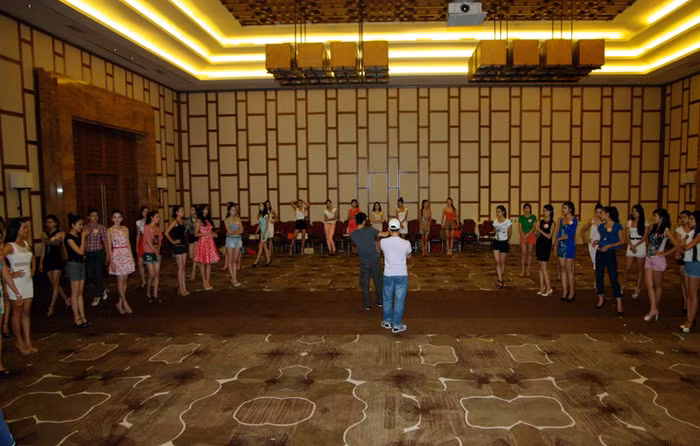 Toàn cảnh khu tập luyện của thí sinh hoa hậu.