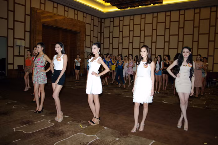 40 thí sinh học cách biểu cảm khuôn mặt, trình diễn catwalk, tập các động tác chào khán giả....