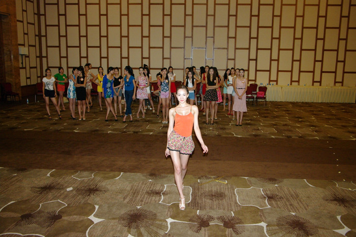 Thí sinh tập đi catwalk.