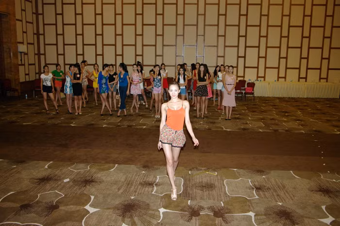 Thí sinh tập đi catwalk.