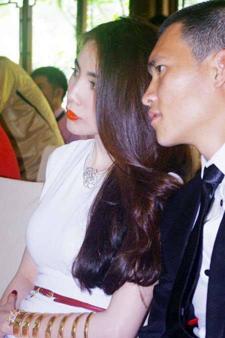 Ngày 16/4, cặp đẹp đôi của showbiz Việt xuất hiện rạng rỡ trong một sự kiện tại TP HCM. Điểm thu hút mọi ánh nhìn là chiếc đồng hồ chạm kim cương lấp lánh trên tay nữ ca sĩ.