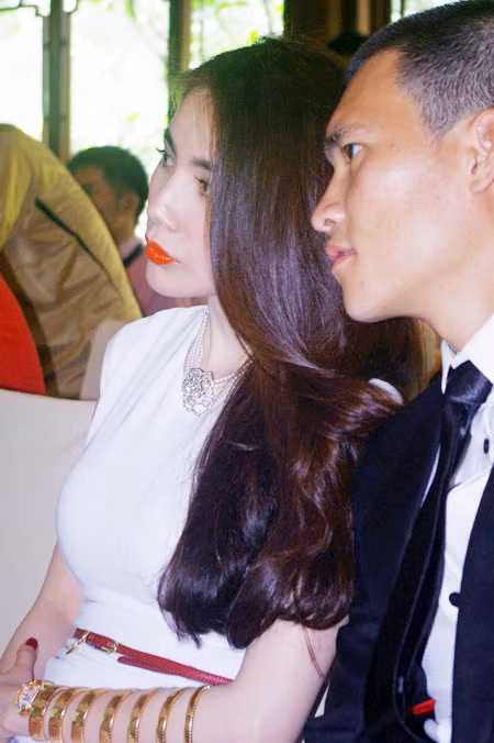 Ngày 16/4, cặp đẹp đôi của showbiz Việt xuất hiện rạng rỡ trong một sự kiện tại TP HCM. Điểm thu hút mọi ánh nhìn là chiếc đồng hồ chạm kim cương lấp lánh trên tay nữ ca sĩ.