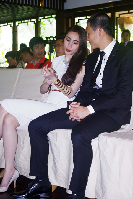 Điểm thu hút của người đẹp là chiếc đồng hồ vàng lấp lánh, hình con rắn uốn lượn trên tay. Điểm thu hút của người đẹp là chiếc đồng hồ vàng lấp lánh, hình con rắn uốn lượn trên tay.