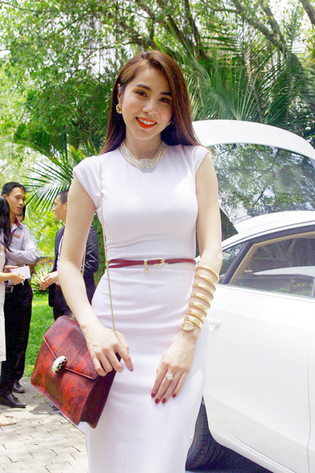 Thủy Tiên cho biết, chiếc đồng hồ này do Công Vinh mua tặng, trị giá 4 tỷ đồng. Thủy Tiên cho biết, chiếc đồng hồ này do Công Vinh mua tặng, trị giá 4 tỷ đồng.