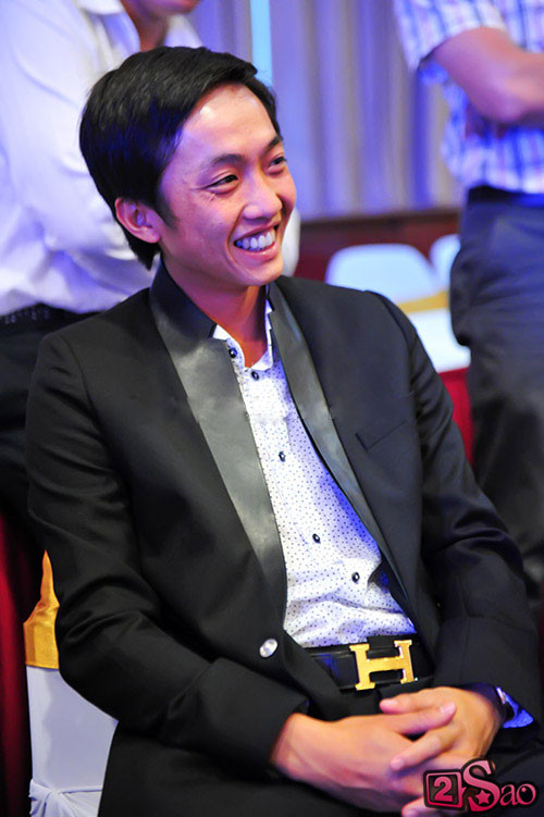 "Thằng bé kia diễn hài hay thật. Tài năng y như mình hồi bé vậy" "Thằng bé kia diễn hài hay thật. Tài năng y như mình hồi bé vậy"