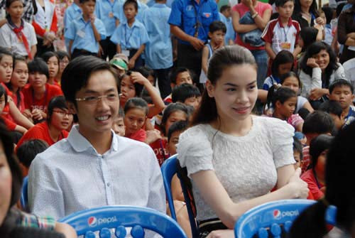 Cường đô la đích thực trông giống một...cậu lớp trưởng mẫn cán. Còn Hà Hồ là một chị quản ca chuẩn mực. Cường đô la đích thực trông giống một...cậu lớp trưởng mẫn cán. Còn Hà Hồ là một chị quản ca chuẩn mực.