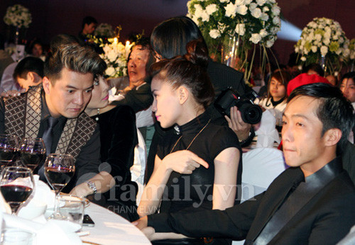 Hà Hồ: Anh Hưng ạ, ông xã nhà em ngủ hay bị ngáy lắm, anh xem có cách nào chữa hay hay không? Hà Hồ: Anh Hưng ạ, ông xã nhà em ngủ hay bị ngáy lắm, anh xem có cách nào chữa hay hay không?