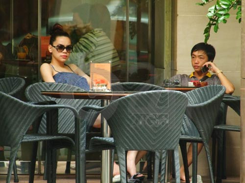 "A lô, anh đưa xe đến đón bọn em nhé, em với Hà đạp xe đi dạo, mới dừng lại để ở lề đường vào mua ít bánh kẹo đi ra đã mất rồi". "A lô, anh đưa xe đến đón bọn em nhé, em với Hà đạp xe đi dạo, mới dừng lại để ở lề đường vào mua ít bánh kẹo đi ra đã mất rồi".