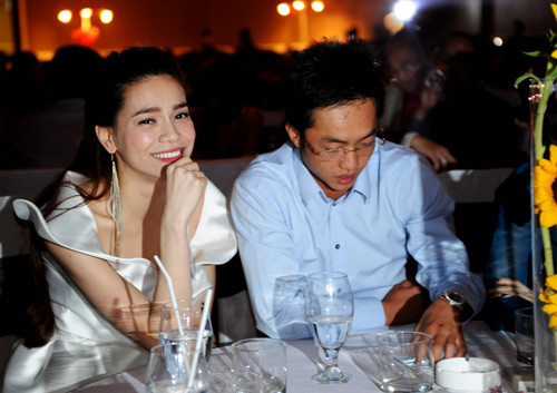 Chết rồi, đang đi ăn với vợ và đứa nào lấy sim rác nhắn tin tình cảm cho mình thế này. Chết rồi, đang đi ăn với vợ và đứa nào lấy sim rác nhắn tin tình cảm cho mình thế này.