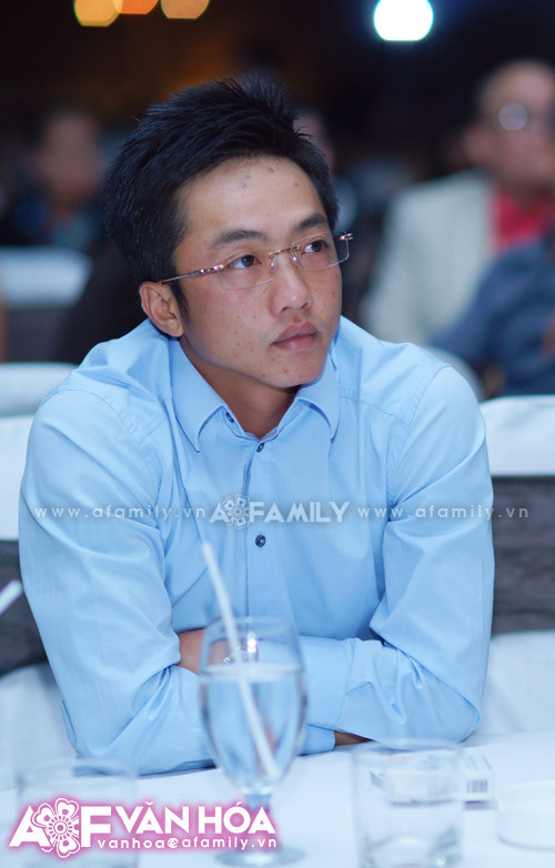 "Quái thật, sáng ngày ăn phải cái gì mà bây giờ đau bụng thế" "Quái thật, sáng ngày ăn phải cái gì mà bây giờ đau bụng thế"