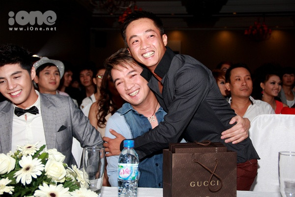 Nhưng cái ôm này không phải...hạnh phúc đâu đấy. Cái ôm thể hiện tình cảm bằng hữu, anh em. Nhưng cái ôm này không phải...hạnh phúc đâu đấy. Cái ôm thể hiện tình cảm bằng hữu, anh em.