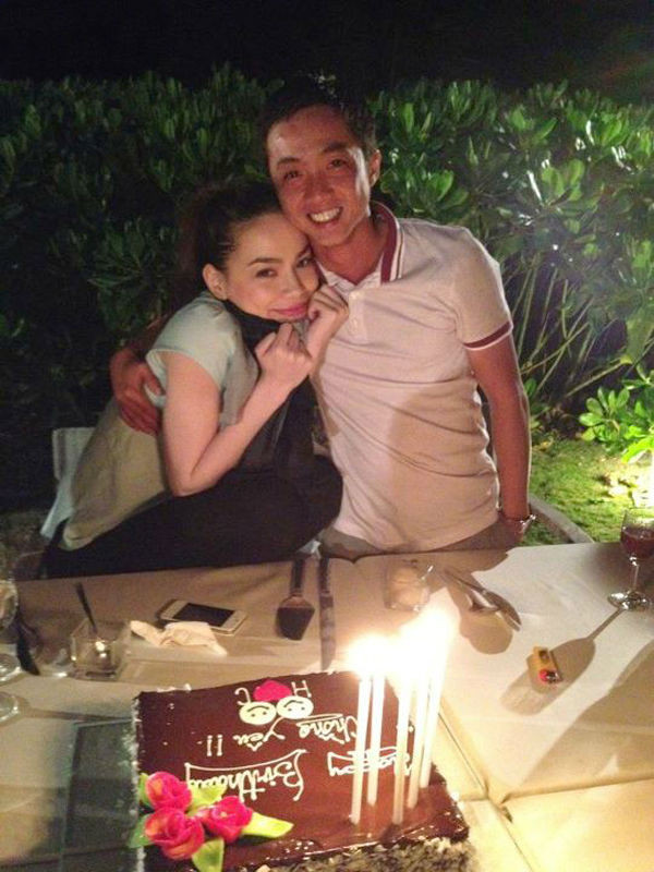 "Hạnh phúc đôi khi chỉ là một cái ôm chặt..." "Hạnh phúc đôi khi chỉ là một cái ôm chặt..."