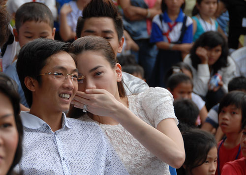 Hà Hồ: "Anh ơi, đằng kia có mấy cô bé vừa nhìn anh vừa tủm tỉm cười đấy" Hà Hồ: "Anh ơi, đằng kia có mấy cô bé vừa nhìn anh vừa tủm tỉm cười đấy"