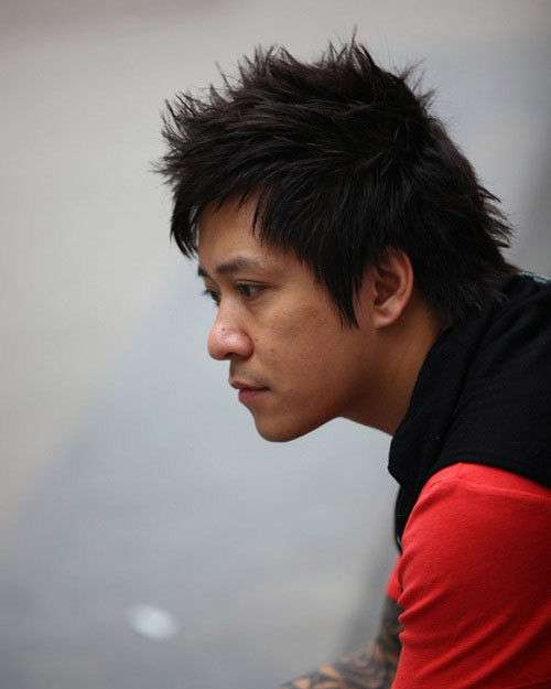 Anh cho biết thêm: Bố cũng là tấm gương cho tôi học. Tôi nhớ, ngày nhỏ nếu muốn có một chiếc cặp sách hay một hộp bút mới, tôi chỉ có cách học thật giỏi, còn không phải nhịn ăn sáng để mua. Tôi nhớ như in năm lớp 3, khi tôi nhận được giấy khen học sinh giỏi, tan học về đến nhà, tôi mừng đến rơi cả cặp sách khi phát hiện ra một cái xe đạp được treo trên trần nhà. Ngày đó, nhà tôi nghèo lắm, một mớ rau muống nhiều lúc phải chế thành ba món để bữa ăn có vẻ linh đình hơn. Một khi bố đã hứa gì với tôi là bố luôn cố gắng thực hiện. Chiếc xe đạp chính là một trong những món quà bố hứa. (Theo Đẹp)