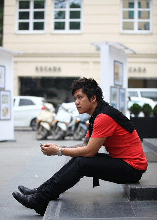 Trả lời trên một tờ báo, Tuấn Hưng nói: Tính cách của tôi gần như rập khuôn từ bố. Bố là một người kỹ tính đến khó chịu. Ông không bao giờ làm việc mình không thích làm. Những trận đòn nặng tay của bố từng khiến tôi trở thành thằng bé nhút nhát. Ông không cho tôi được thỏa thích rong chơi với bạn bè, dù tôi là con một.