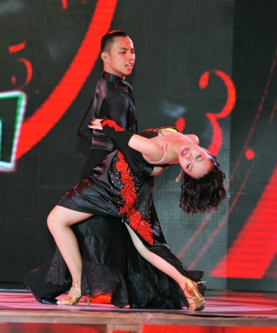 Anh chia sẻ thêm: Còn những câu hỏi của Chí Anh trong liveshow thứ tư hoàn toàn mang tính chất hỏi thăm chứ không hề có ý nghi ngờ gì về việc Minh Hằng có bị thương hay không. (Theo VTC News)