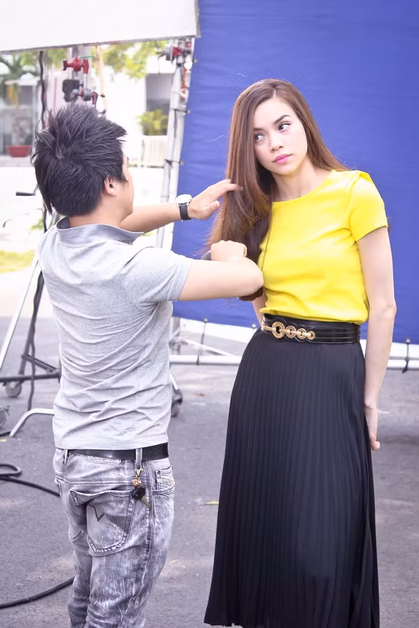 Bà mẹ một con' Hà Hồ có buổi shooting đầu tiên sau thời gian phải nghỉ ngơi vì tiểu phẫu thanh quản.