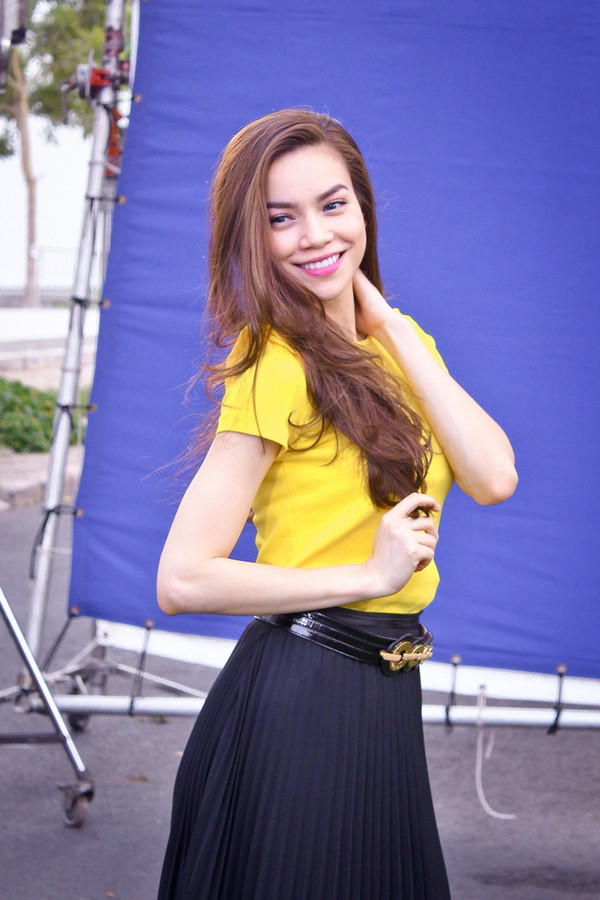 Trước buổi chụp, Hồ Ngọc Hà được chuyên gia làm tóc và chuyên gia trang điểm 'chăm sóc' kỹ lưỡng. Mái tóc uốn nhẹ làm nữ ca sĩ trông trẻ trung hơn. Từng là người mẫu, nên việc tạo dáng trước ống kính không mấy khó khăn với Hồ Ngọc Hà. Ở tuổi 28, vẻ đẹp của cô thêm phần rực rỡ. (Theo Ngôi Sao)