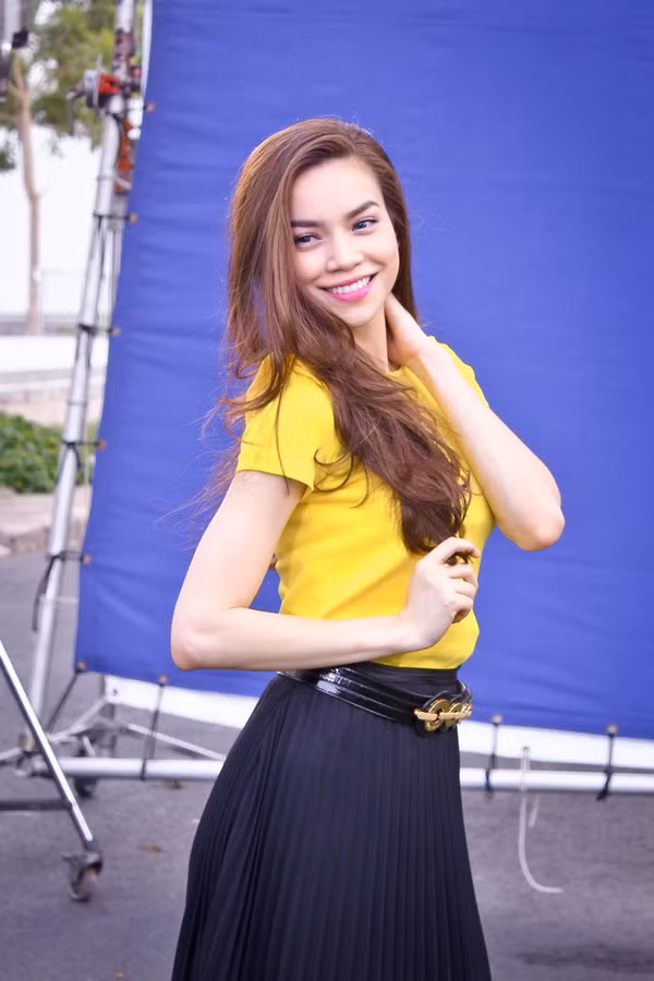 Trước buổi chụp, Hồ Ngọc Hà được chuyên gia làm tóc và chuyên gia trang điểm 'chăm sóc' kỹ lưỡng. Mái tóc uốn nhẹ làm nữ ca sĩ trông trẻ trung hơn. Từng là người mẫu, nên việc tạo dáng trước ống kính không mấy khó khăn với Hồ Ngọc Hà. Ở tuổi 28, vẻ đẹp của cô thêm phần rực rỡ. (Theo Ngôi Sao)