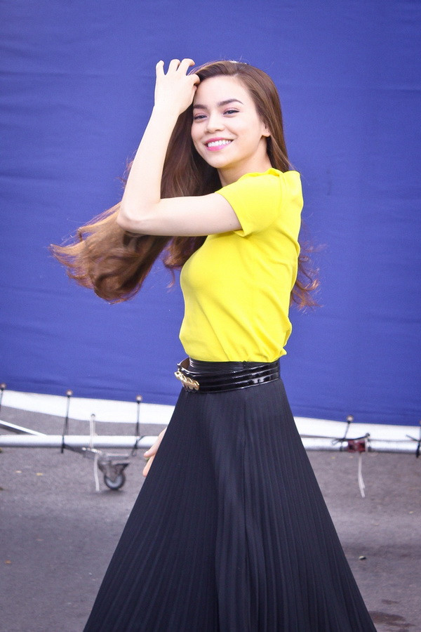 Buổi chụp ảnh cách đây ít ngày là hoạt động đầu tiên của Hồ Ngọc Hà kể từ sau cuộc tiểu phẫu thanh quản cuối tháng 3 vừa qua. Trong suốt tháng 4, người đẹp nghỉ hát và chỉ ở nhà nghỉ dưỡng. Ngoài ra, cô còn dành thời gian để chăm sóc bé Subeo.