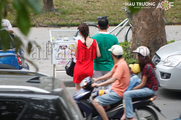 Vợ cũ của nam ca sĩ Quang Dũng, Jennifer Phạm tay trong tay cùng bạn trai bất ngờ xuất hiện trên đường phố Hà Nội vào chiều qua (16/4). Trở về sau chuyến đi thăm hoàng cung Monaco vào những ngày cuối tháng 3 vừa rồi, người đẹp Jennifer Phạm lại bắt tay vào guồng quay công việc của mình. Tuy nhiên, dù bận rộn đến đâu thì Jennifer vẫn dành những thời gian nhất định cho bé Bảo Nam. Mặc dù, hiện tại Bảo Nam đang ở bên Mỹ với ông bà nhưng Jennifer ngày nào cũng thường xuyên gọi điện hỏi thăm con trai, cùng tâm sự, chia sẻ xem mỗi ngày của Bảo Nam diễn ra như thế nào.