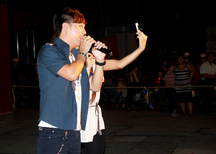 Minh Vương nhận được rất nhiều sự hâm mộ của sinh viên. Minh Vương nhận được rất nhiều sự hâm mộ của sinh viên.