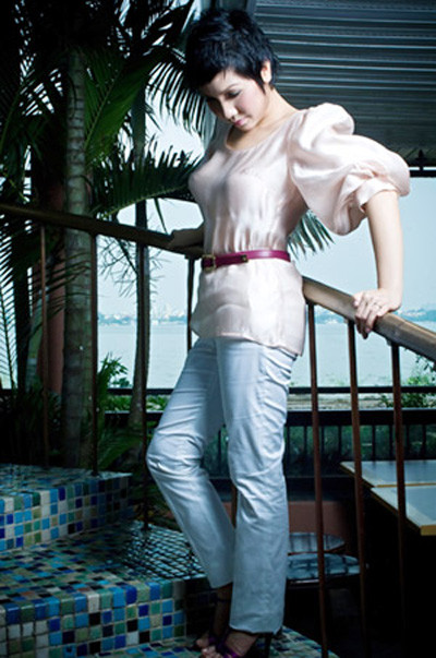 Đợi mãi mà chồng chẳng ra mở cửa cho, mệt quá, ngủ gật tý vậy! Đợi mãi mà chồng chẳng ra mở cửa cho, mệt quá, ngủ gật tý vậy!