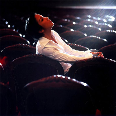 May là có tý ánh đèn sân khấu không thì mình khóc vì sợ ma mất rồi! May là có tý ánh đèn sân khấu không thì mình khóc vì sợ ma mất rồi!