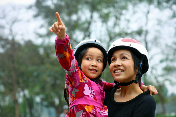 Con với mẹ đội mũ bảo hiểm xong thì đi tập xe trên cái dốc cao đằng kia nhé. Con với mẹ đội mũ bảo hiểm xong thì đi tập xe trên cái dốc cao đằng kia nhé.