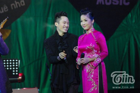 Tùng Dương: "Thế là hôm nay cả hai chị em mình đều mặc áo mới cả, thích nhở" Tùng Dương: "Thế là hôm nay cả hai chị em mình đều mặc áo mới cả, thích nhở"