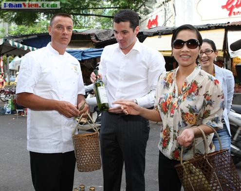 Ôi, đừng chụp ảnh em, hôm nay em dẫn mấy người bạn nước ngoài đi chợ thôi mà. Ôi, đừng chụp ảnh em, hôm nay em dẫn mấy người bạn nước ngoài đi chợ thôi mà.