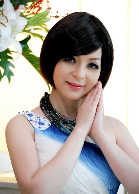 Nữ nghệ sĩ cho biết, hai năm qua, chị tạm gác nhiều hoạt động nghệ thuật để chăm sóc gia đình, con cái. Ở tuổi gần 60, chị chợt nhận ra mình có sở thích và nhu cầu trò chuyện, tâm sự với con thật nhiều. (Theo Vnexpress)