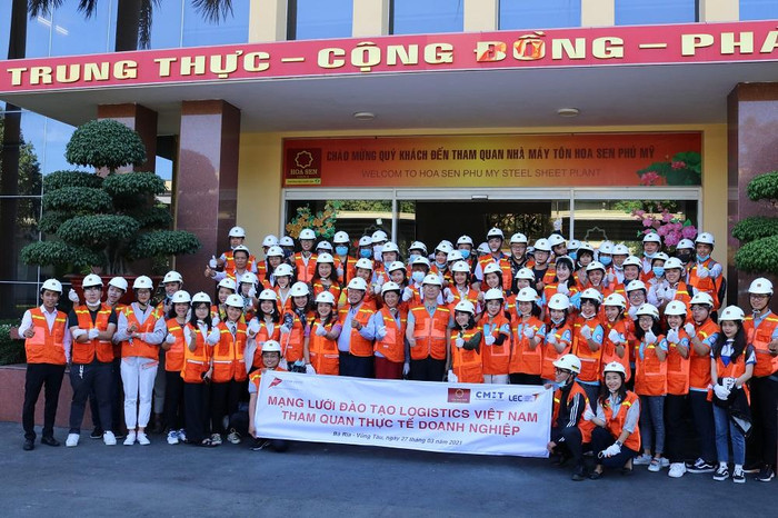 Sinh viên BVU đi tham quan nhà máy Tôn Hoa Sen Phú Mỹ.