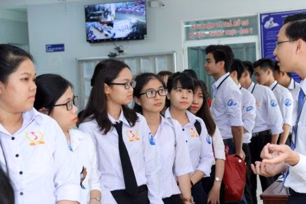 Tập thể sinh viên thực tập tại bộ phận một cửa Ủy ban nhân dân cấp xã. (Ảnh: Nhà trường cung cấp)