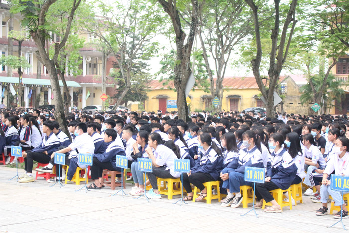 Gần 1900 học sinh chăm chú lắng nghe Giáo sư Nguyễn Lân Dũng trò chuyện. Ảnh: Trung Dũng. Gần 1900 học sinh chăm chú lắng nghe Giáo sư Nguyễn Lân Dũng trò chuyện. Ảnh: Trung Dũng.