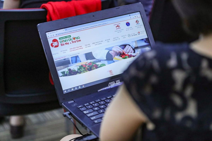 Các nhân viên y tế thực hành sử dụng phần mềm tại buổi tập huấn.