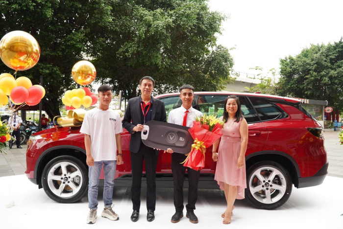 Phó Tổng giám đốc Vietjet Nguyễn Thanh Sơn đã trao giải thưởng chung cuộc cho khách hàng Trần Quang Vĩ.