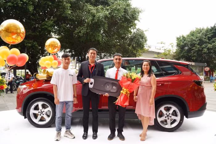 Phó Tổng giám đốc Vietjet Nguyễn Thanh Sơn đã trao giải thưởng chung cuộc cho khách hàng Trần Quang Vĩ.