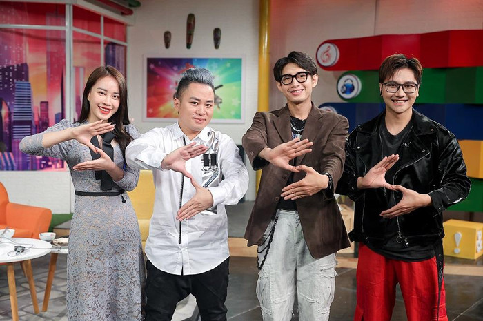 MC và các nghệ sĩ làm biểu tượng chữ S. MC và các nghệ sĩ làm biểu tượng chữ S.