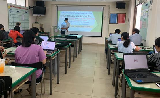 Nhiều giáo viên phải chạy đôn chạy đáo tìm minh chứng cho 15 tiêu chí để được truy cập vào hệ thống tập huấn giáo viên cho chương trình giáo dục mới. (Ảnh minh họa: Giaoduc.edu.vn)