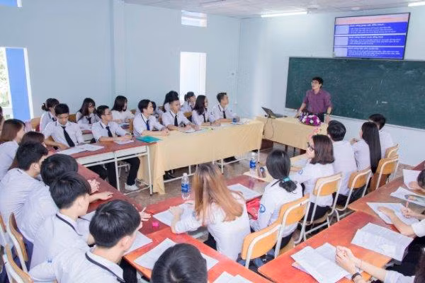 Sinh viên Khoa Quản lý nhà nước đang chăm chú nghe giảng tại trường Đại học Thủ Dầu Một. (Ảnh: Nhà trường cung cấp)