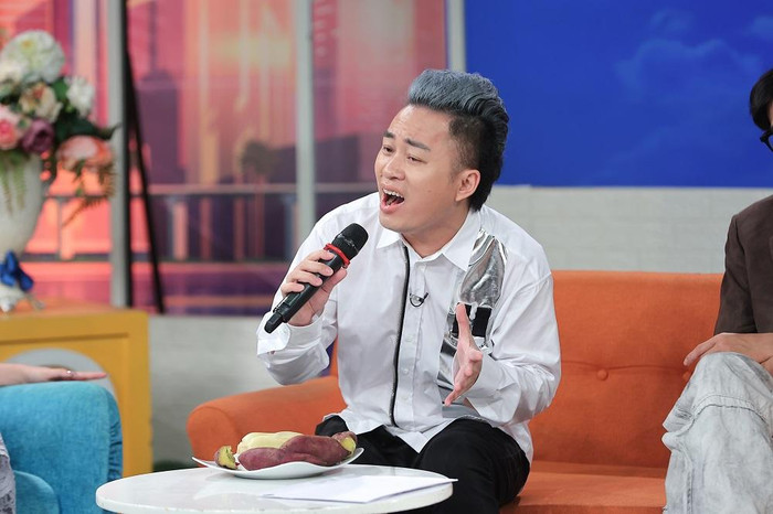 Divo Tùng Dương biểu diễn trong chương trình “Bữa trưa vui vẻ” Divo Tùng Dương biểu diễn trong chương trình “Bữa trưa vui vẻ”