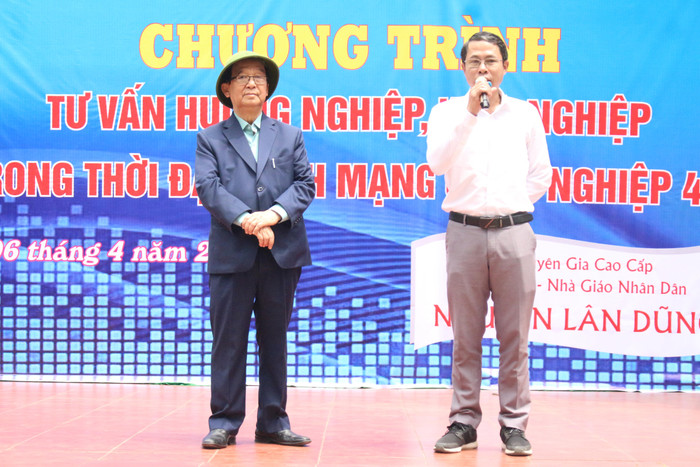 Thầy Nguyễn Quang Vinh, Phó Hiệu trưởng Trường Trung học phổ thông Hiệp Hoà số 2 cảm ơn Giáo sư Nguyễn Lân Dũng và Tạp chí điện tử Giáo dục Việt Nam vì buổi hội thảo ý nghĩa. Ảnh: Trung Dũng. Thầy Nguyễn Quang Vinh, Phó Hiệu trưởng Trường Trung học phổ thông Hiệp Hoà số 2 cảm ơn Giáo sư Nguyễn Lân Dũng và Tạp chí điện tử Giáo dục Việt Nam vì buổi hội thảo ý nghĩa. Ảnh: Trung Dũng.