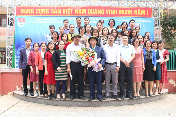 Ban giám hiệu trường Hiệp Hoà số 2 chụp ảnh lưu niệm cùng Giáo sư Nguyễn Lân Dũng. Ảnh: Trung Dũng. Ban giám hiệu trường Hiệp Hoà số 2 chụp ảnh lưu niệm cùng Giáo sư Nguyễn Lân Dũng. Ảnh: Trung Dũng.