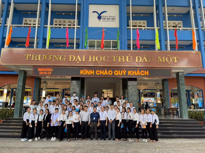 Tập thể giảng viên và sinh viên ngành Quản lý nhà nước tại Trường Đại học Thủ Dầu Một. (Ảnh: Nhà trường cung cấp)