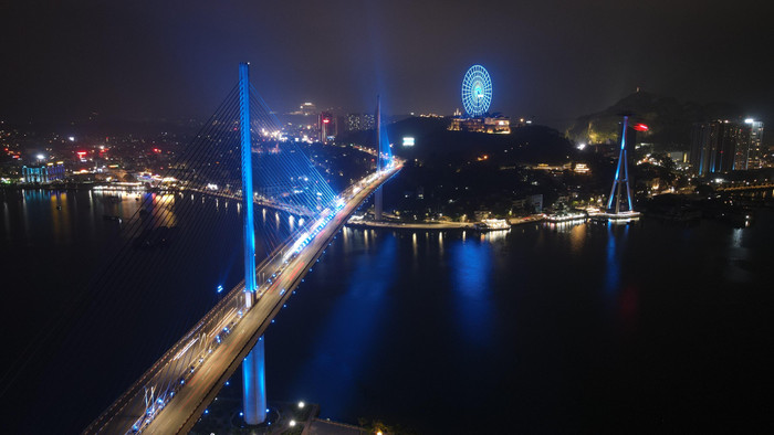 Cầu Bãi Cháy và Sun Wheel Hạ Long thắp đèn xanh lơ.